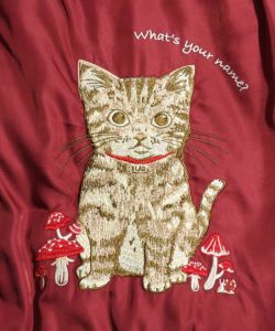 133703：迷子のネコと花蝶刺繍 中綿入りブルゾン