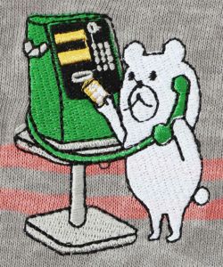公衆電話でうっかりクマ刺繍ボーダー8分袖Tシャツ-8