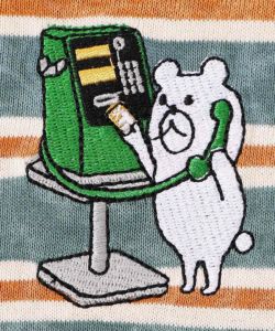 公衆電話でうっかりクマ刺繍ボーダー8分袖Tシャツ-10