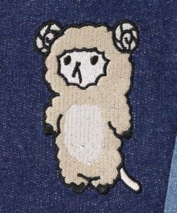343109：ひつじねこ刺繍アップリケ デニム切替プルオーバーの
