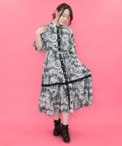 551229：花蝶カトラリー×レースプリント前開きワンピースの通販