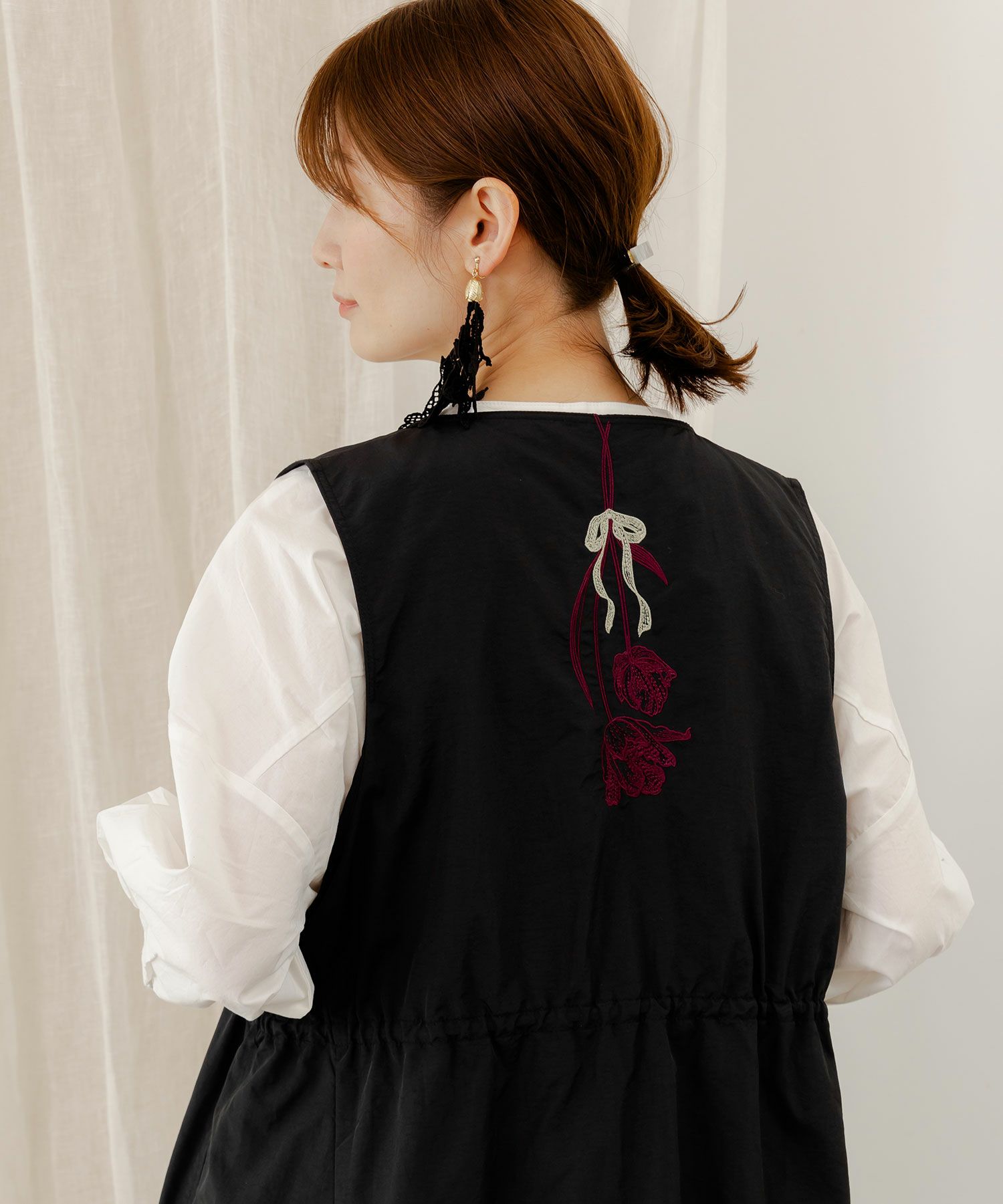 552207：花刺繍前開きノースリーブワンピースの通販-ScoLar 