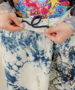 152601：花ラビル宇宙柄 ケミカル加工デニムスカートの通販-ScoLar