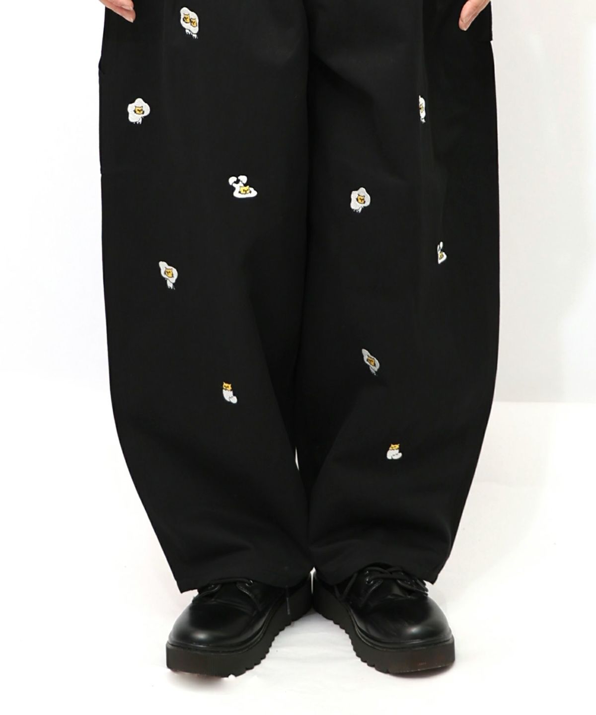 パリティーのネコ目玉焼き刺繍パンツ-25