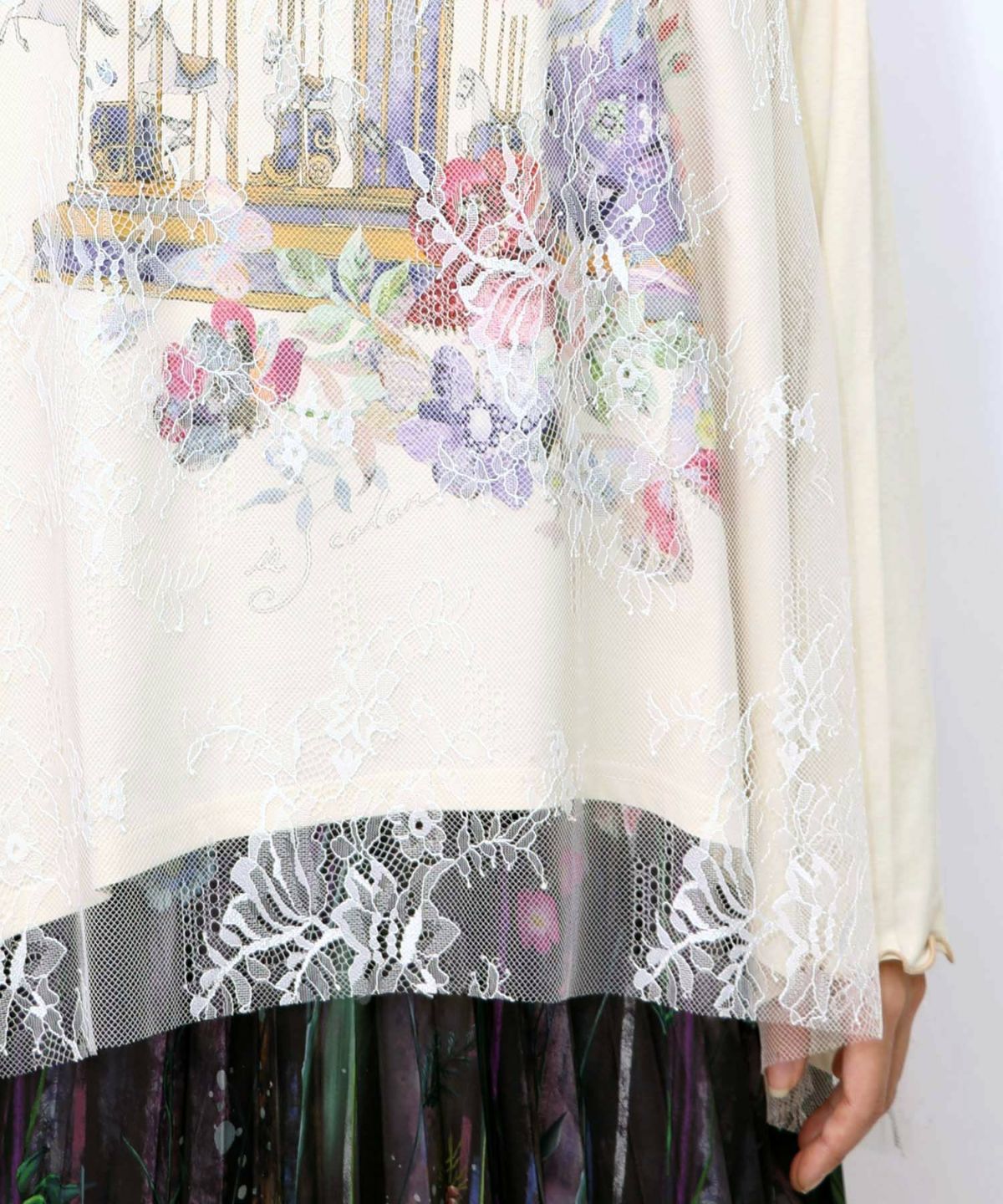 花とメリーゴーランド柄レース重ねロンT-17