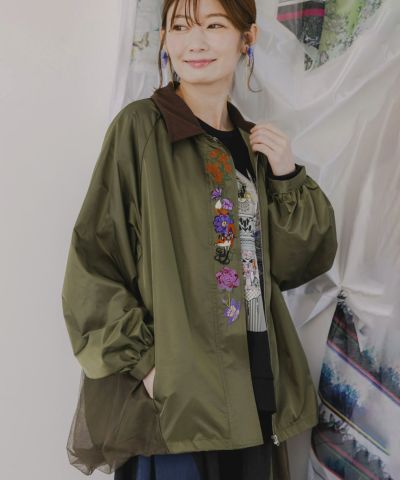 総刺繍中綿入りブルゾン　白ゴールド黒の刺繍糸使い　幾何学模様　ブルゾン　アウター ScoLar（スカラー）の「133703：迷子のネコと花蝶刺繍 中綿入り