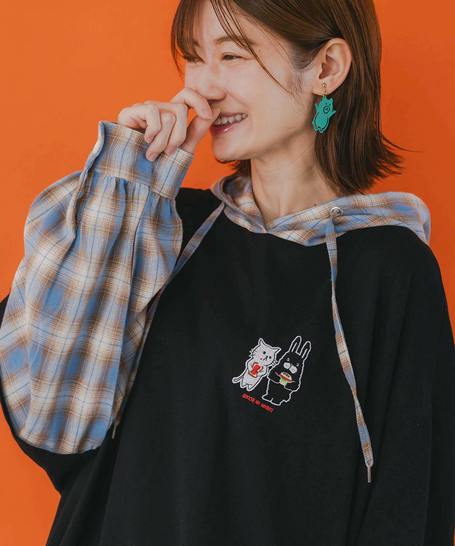 353112：ネコとラビルのチェック柄切替フーデッドプルオーバーの通販