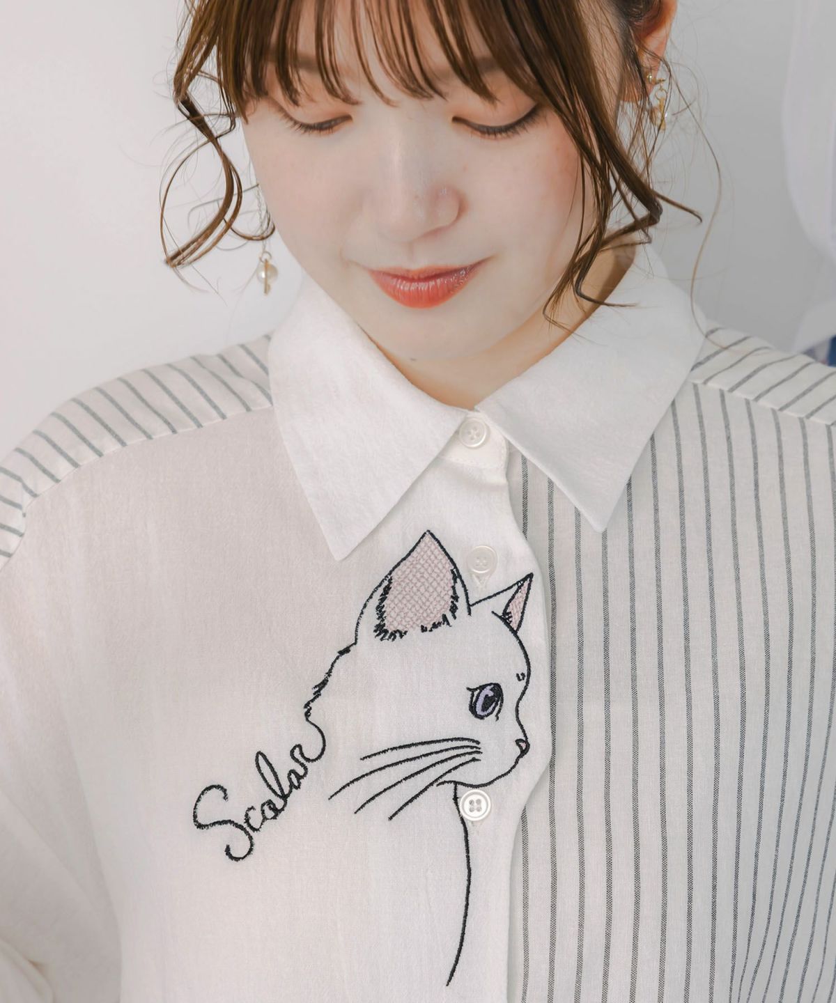 ネコの横顔刺繍 ストライプ切替シャツ-6