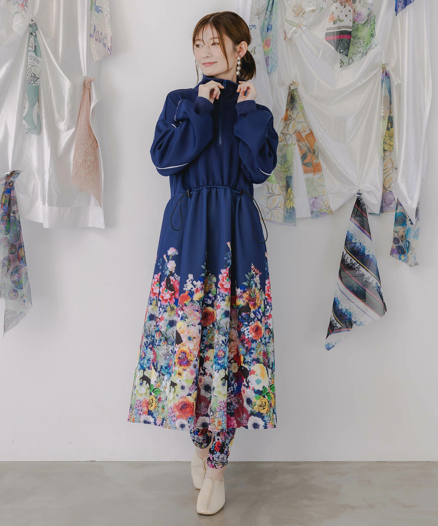 花柄に隠れ黒ネコ柄 ハーフジップジャージワンピース-1