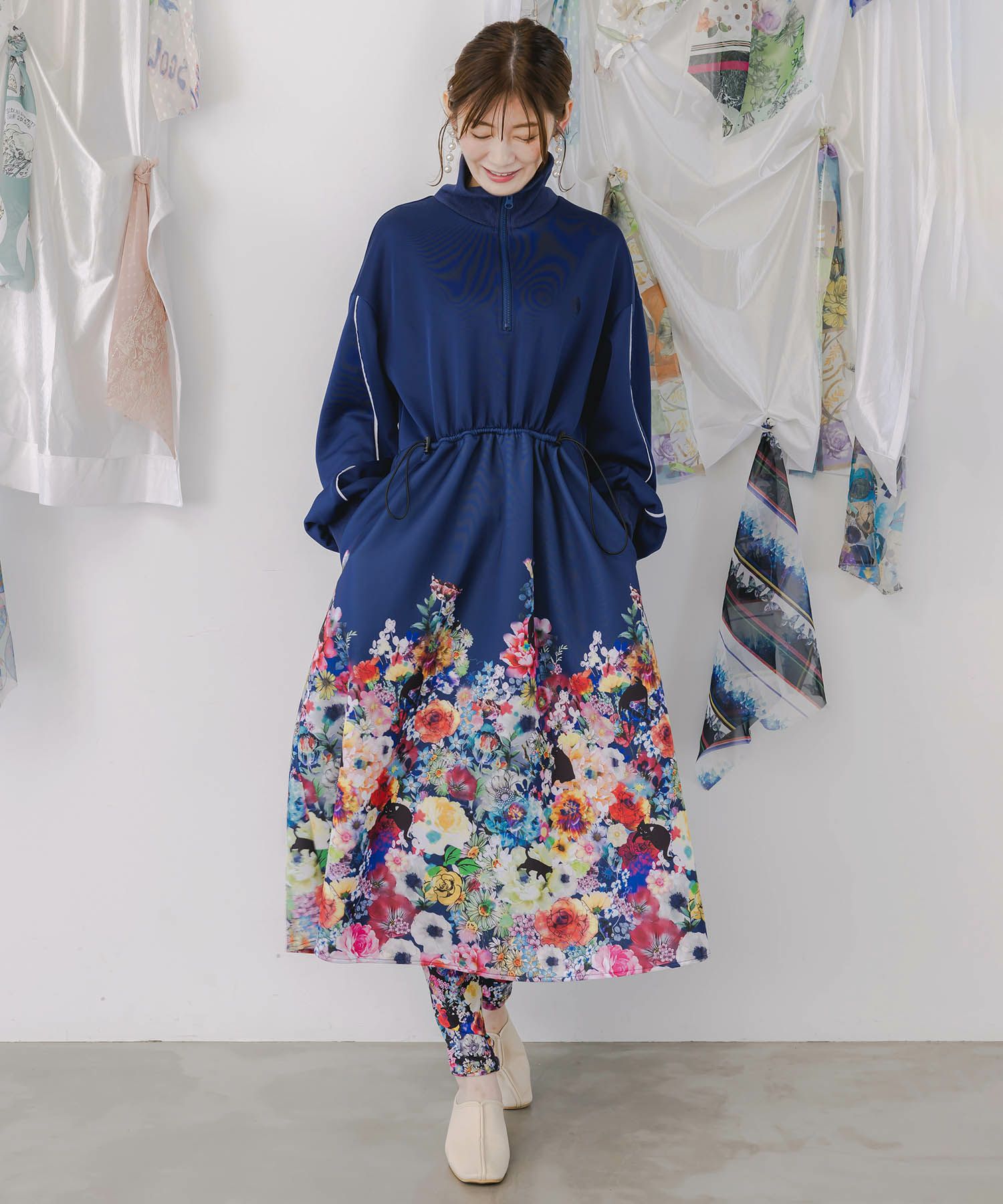 153640：花柄に隠れ黒ネコ柄 ハーフジップジャージワンピースの通販-ScoLar