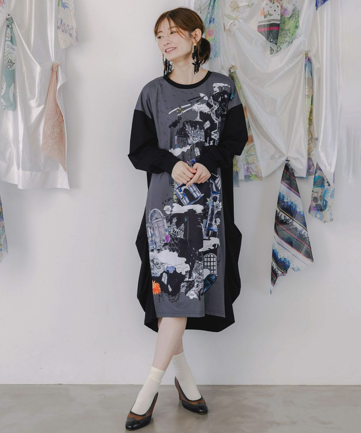 不思議な街柄タック入りワンピース-3