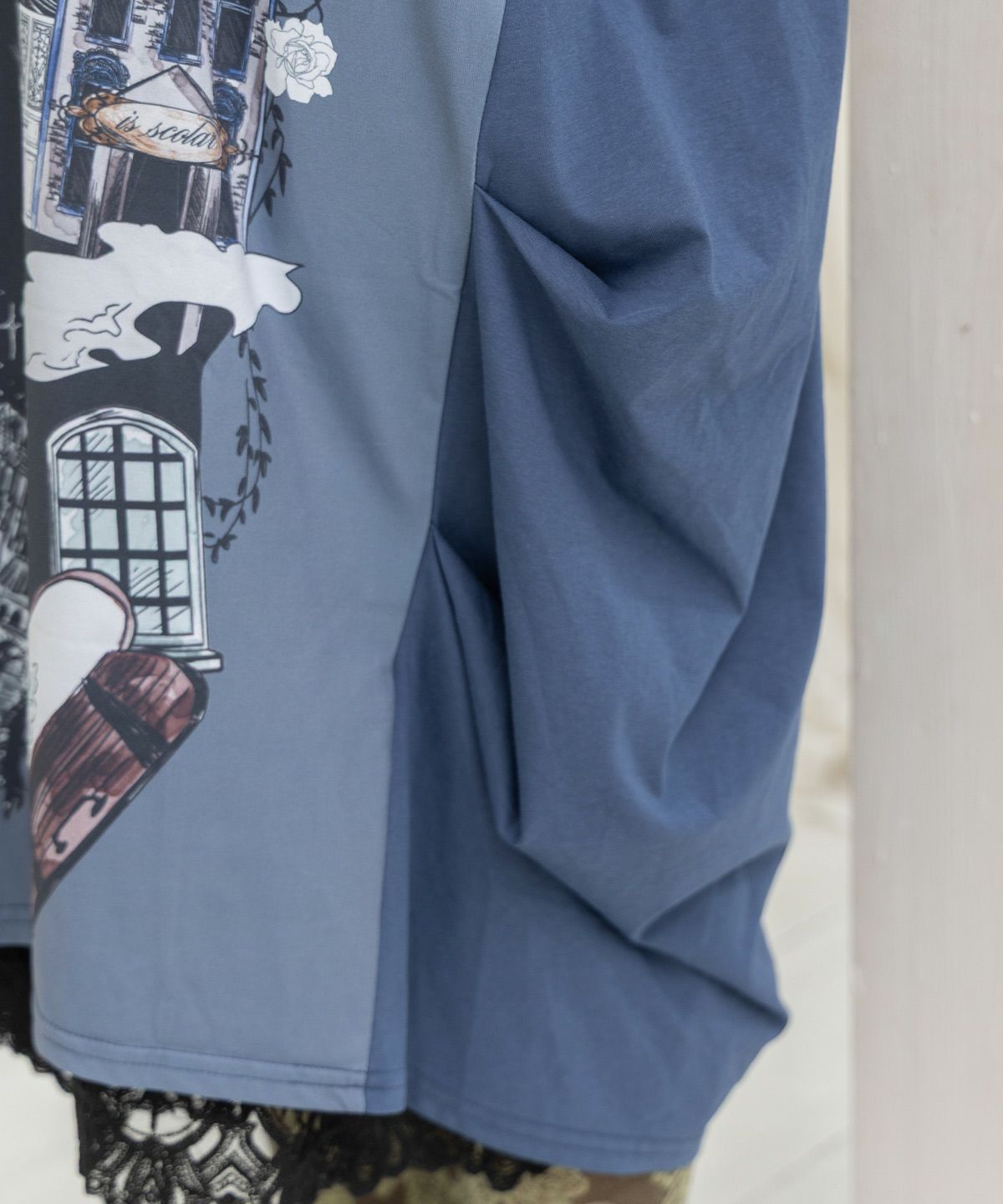 不思議な街柄タック入りワンピース-11