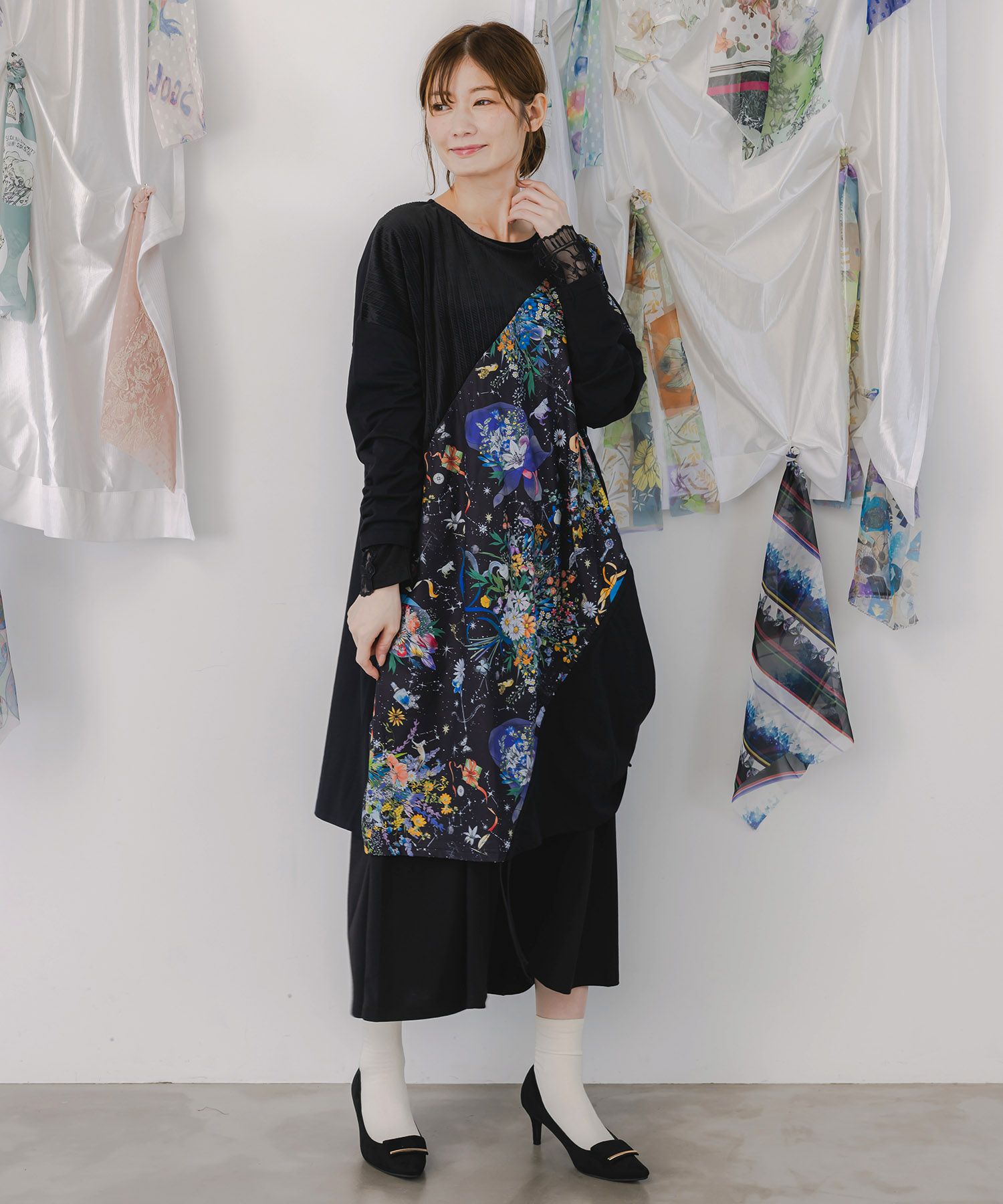 ネコと花の天の川柄 ドロストワンピース-1