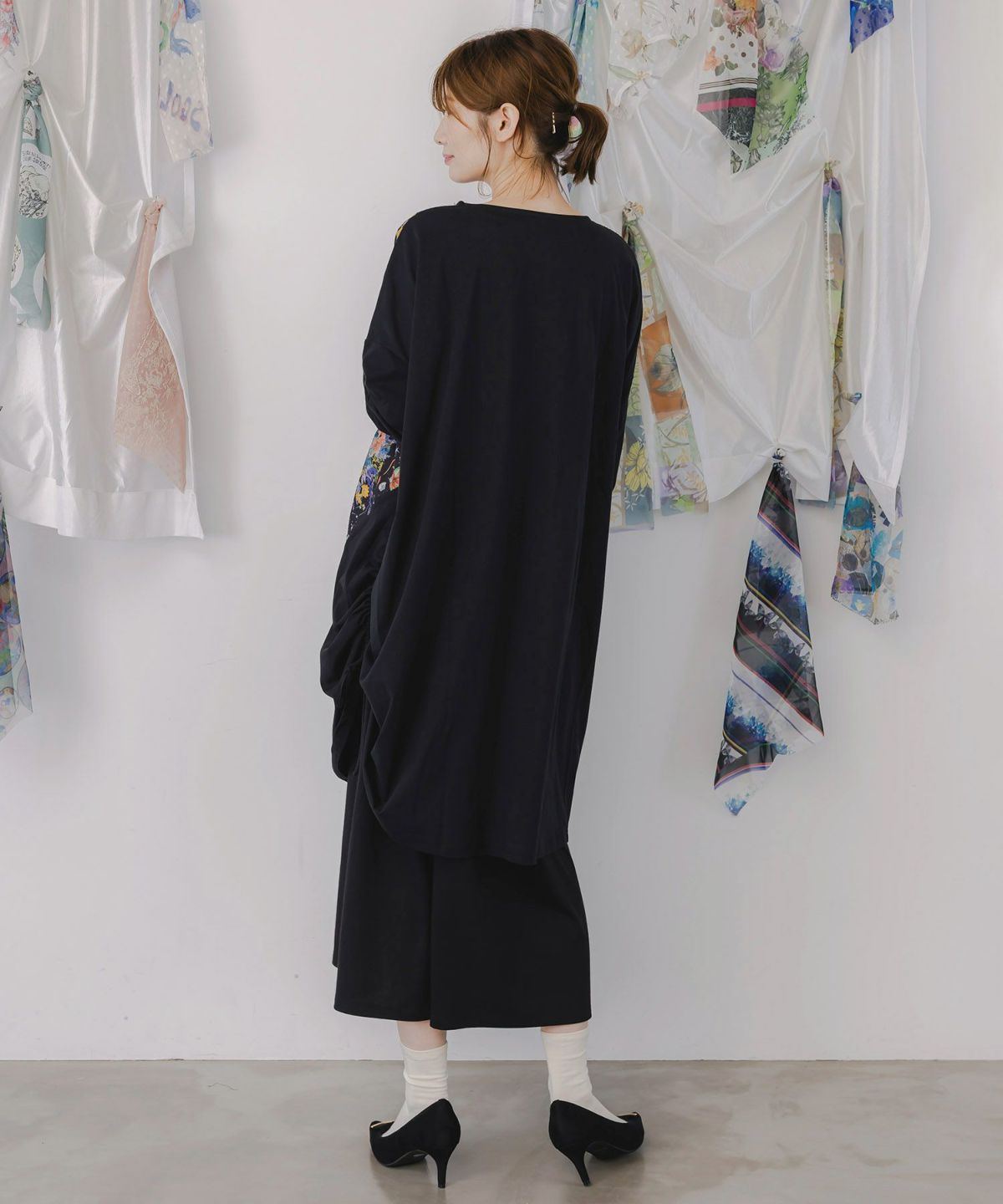 ネコと花の天の川柄 ドロストワンピース-4