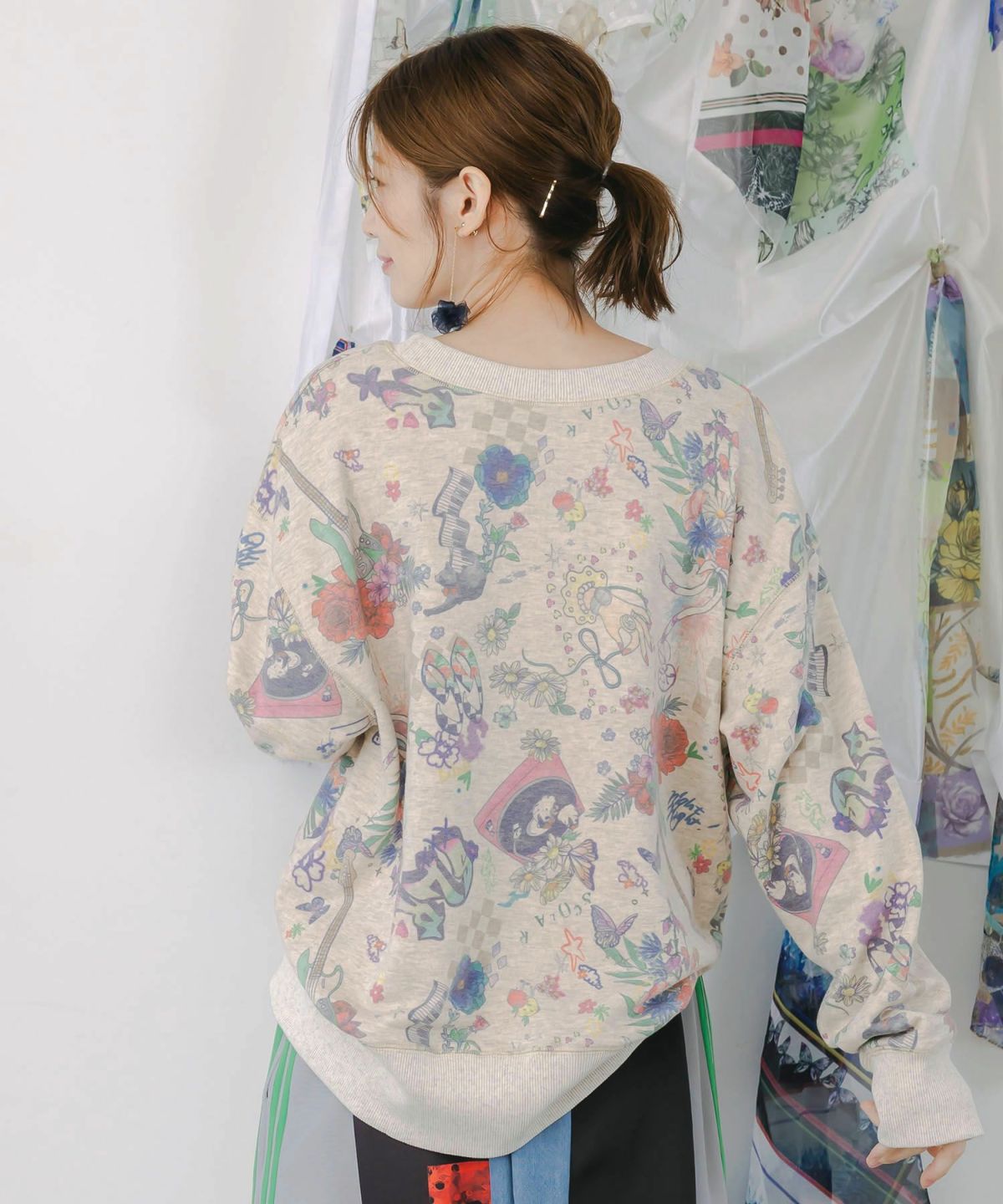 花と音楽のスウェットプルオーバー-5