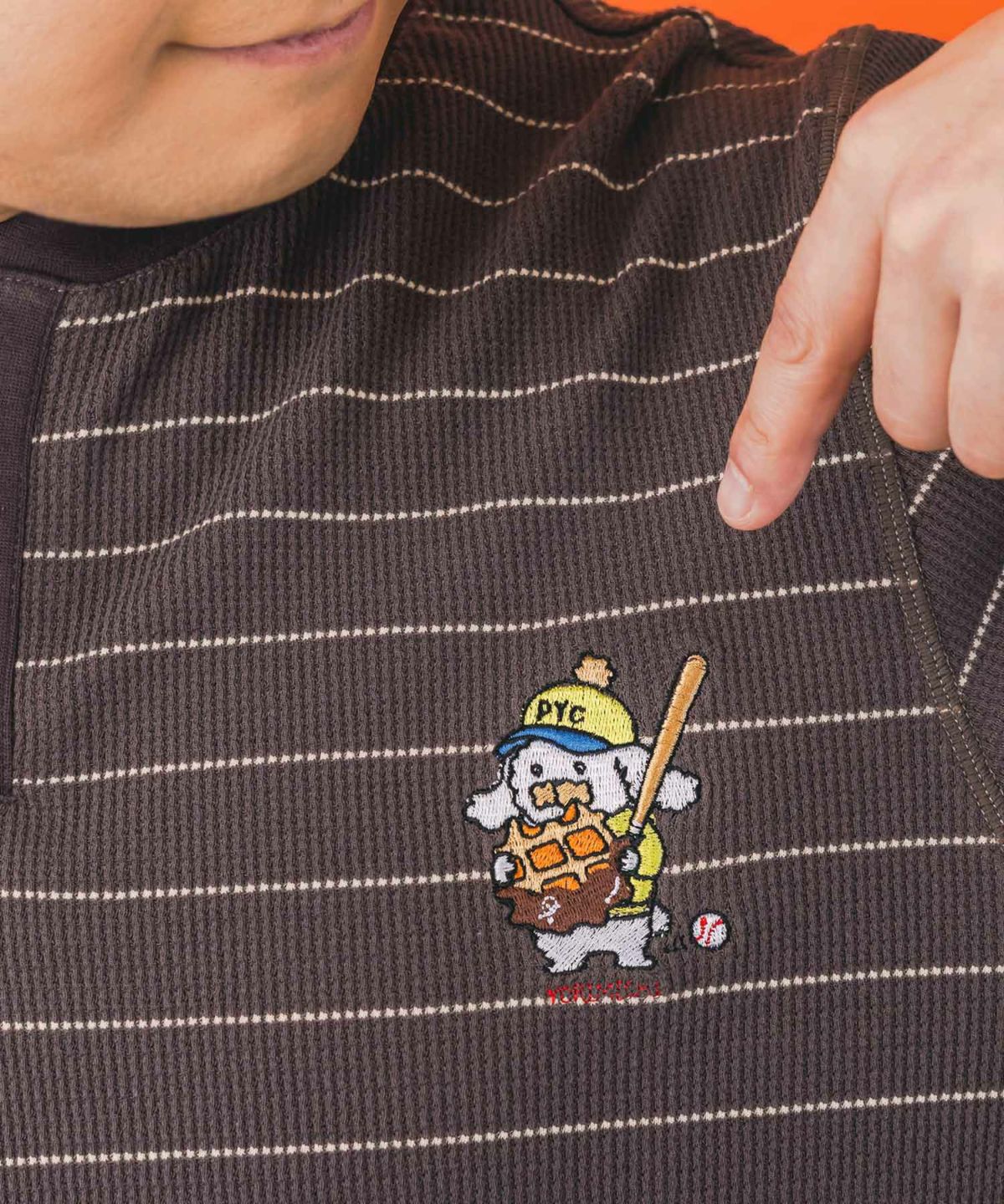 ワッフル頬張り中のシロプーのワッフルロンT-7