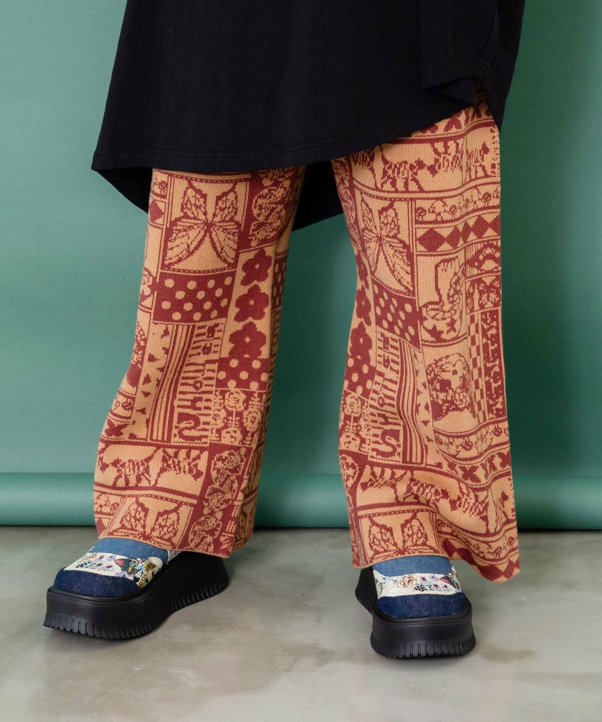 ネコと蝶と植物のエスニック風ニットパンツ-1