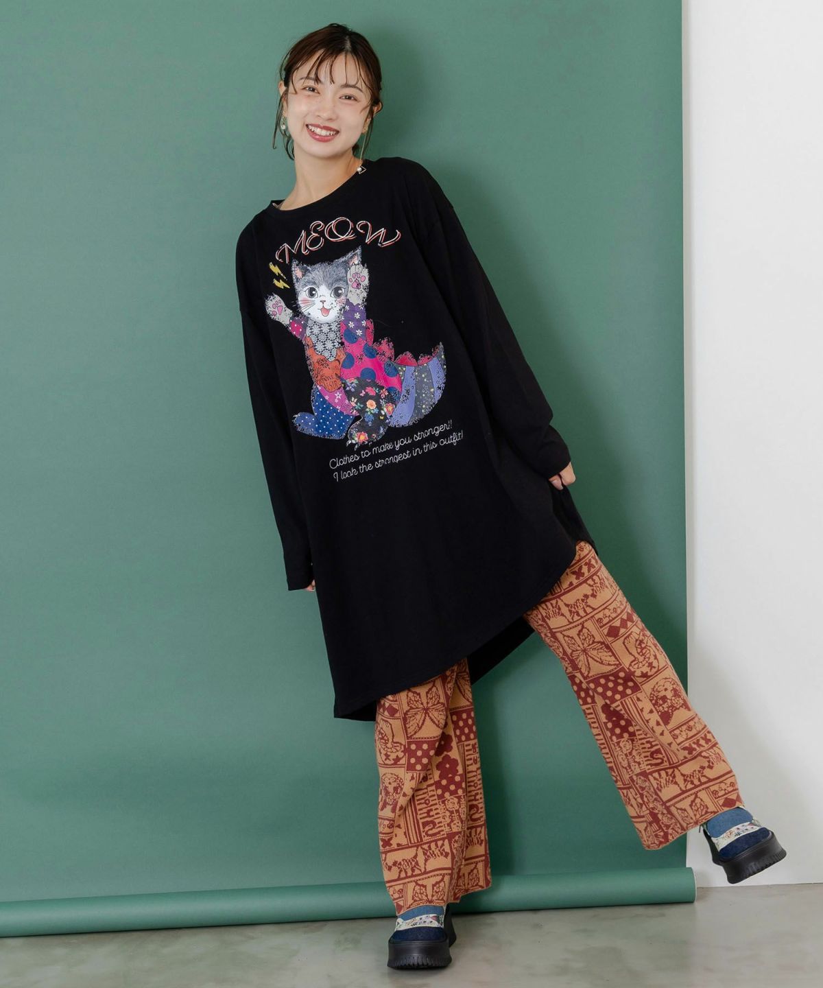 ネコと蝶と植物のエスニック風ニットパンツ-2