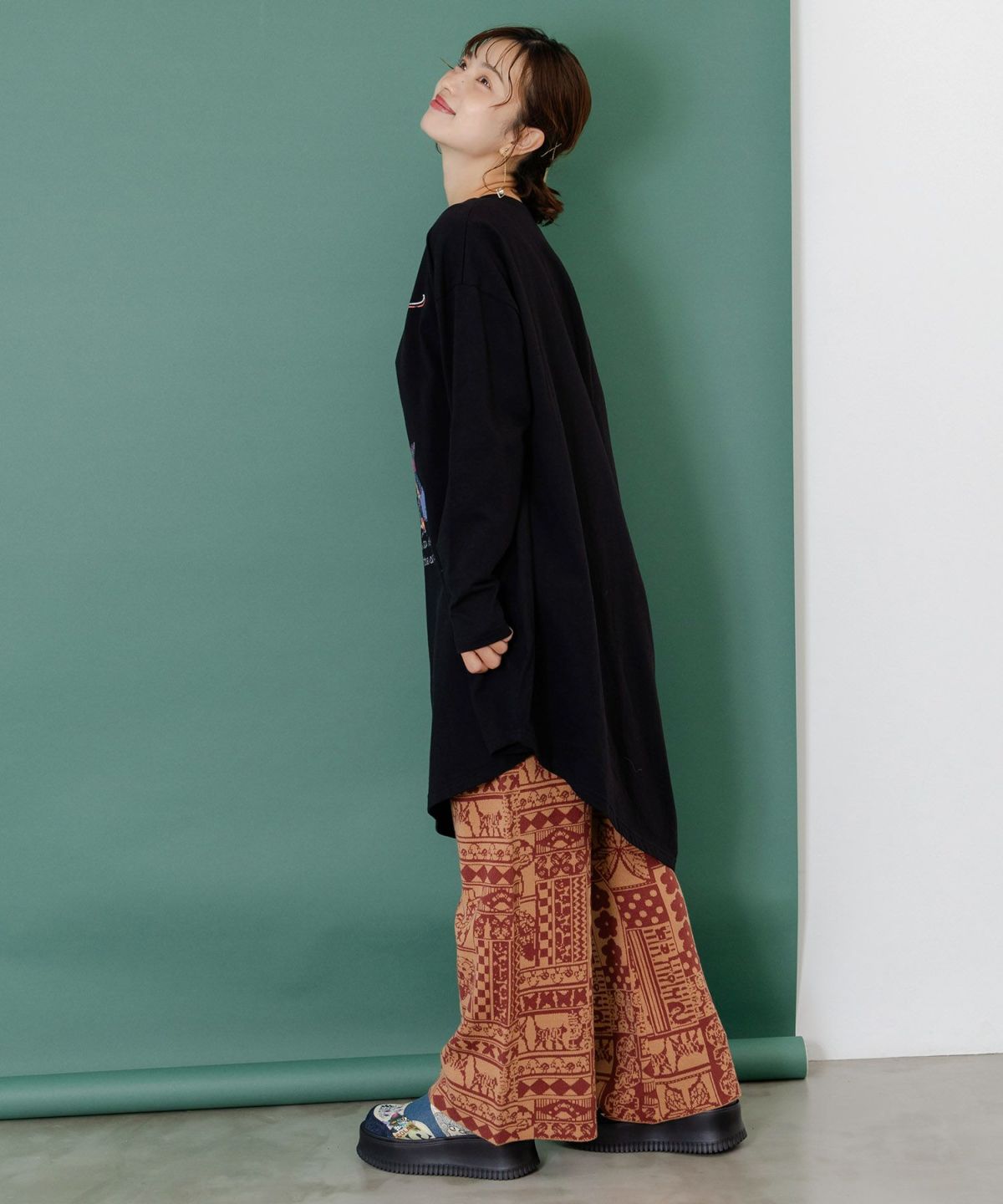 ネコと蝶と植物のエスニック風ニットパンツ-5