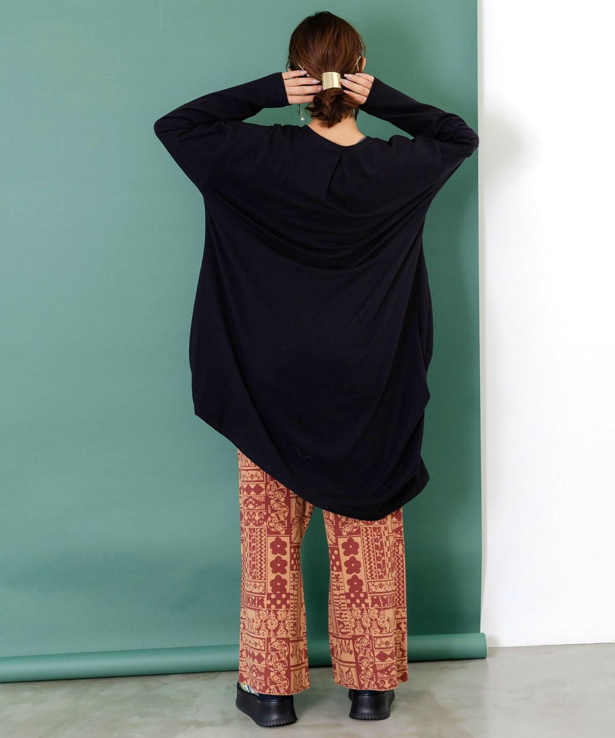 威嚇する人畜無害猫怪獣柄プルオーバー-5