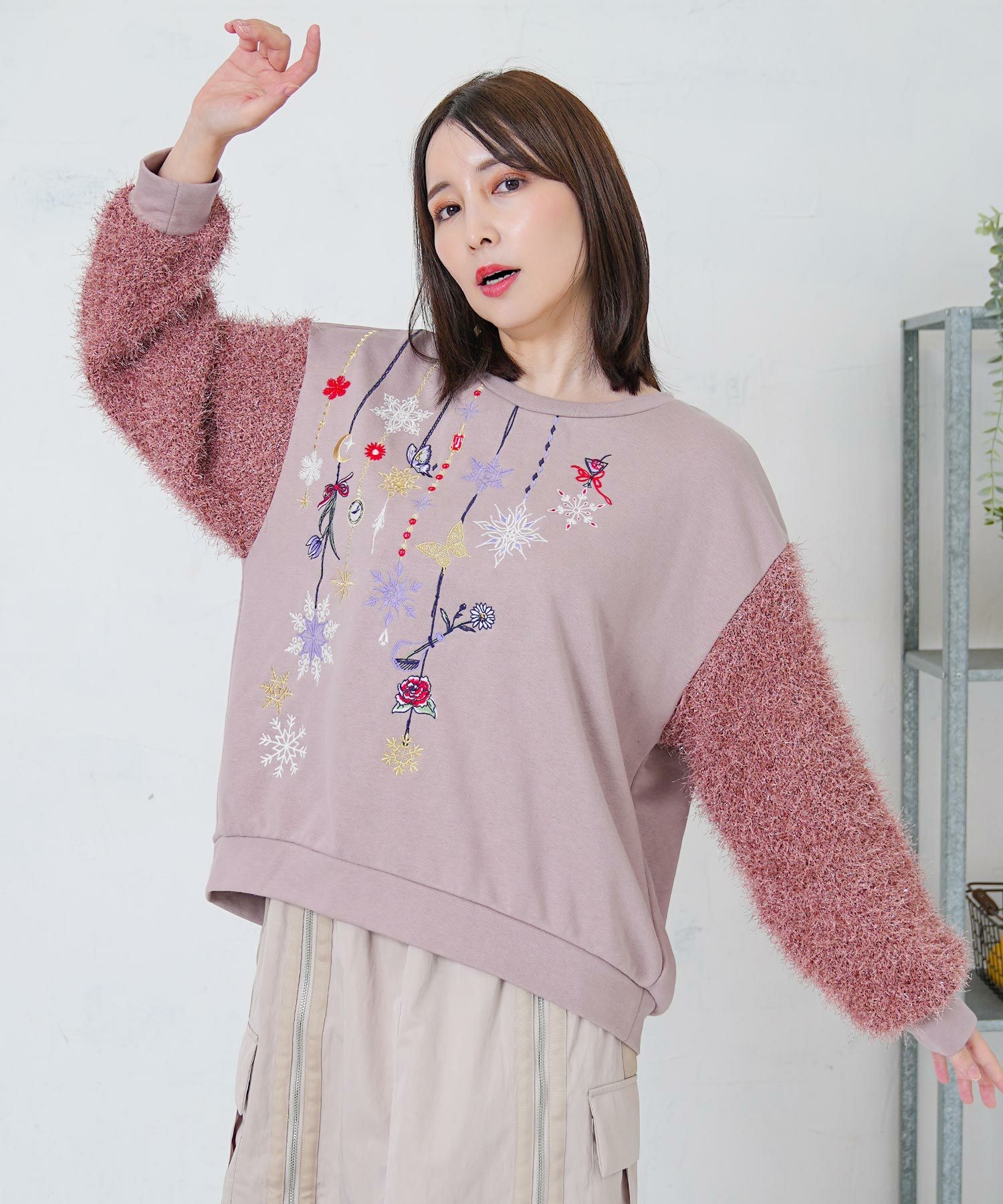 雪の結晶ガーランド刺繍裏毛×ラメフェザーニット-9