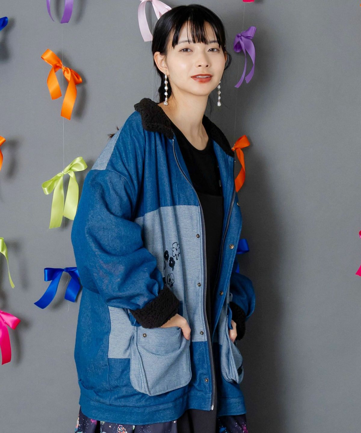 落書きモザイク柄デニム×ボアジャケット-5