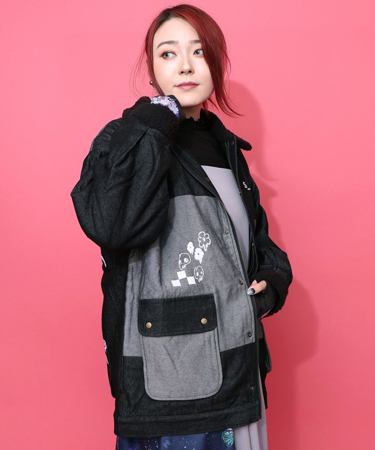 落書きモザイク柄デニム×ボアジャケット-15