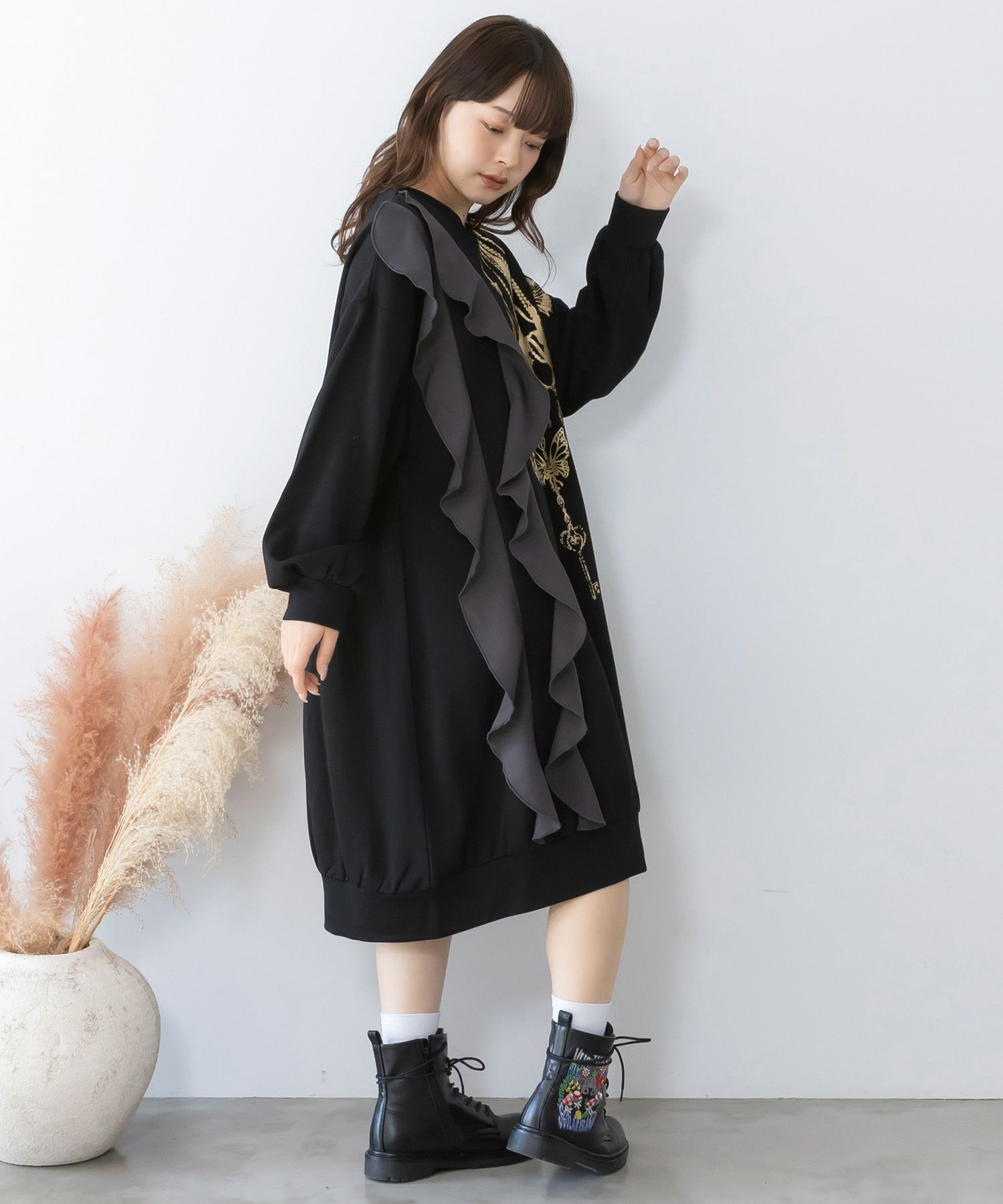 iS ScoLar 553278：箔プリントシャンデリア フリル裏毛ワンピース 553278：箔プリントシャンデリア フリル裏毛ワンピースの通販-ScoLar