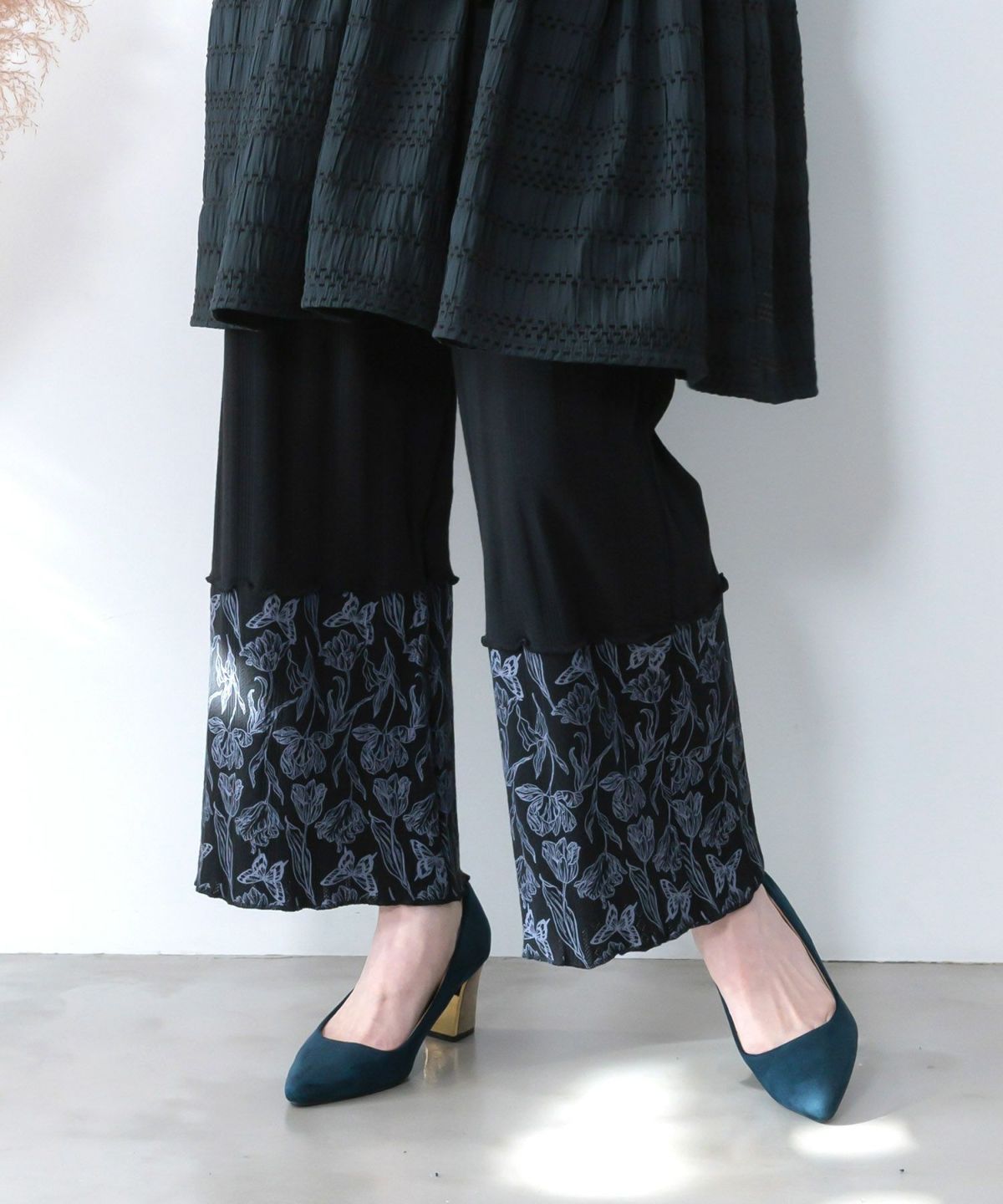 花蝶柄テレコ素材メロウ入りパンツ-1