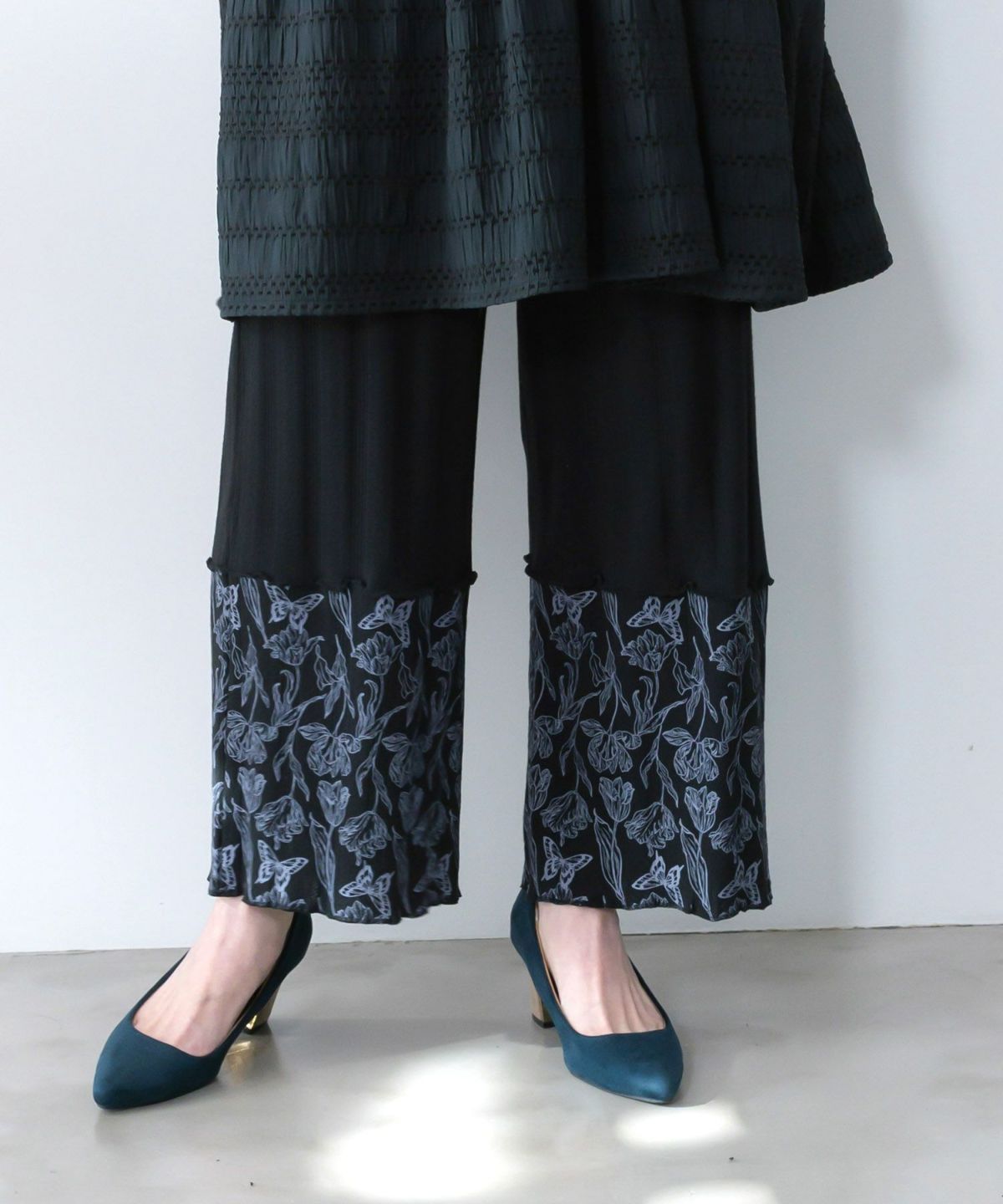 花蝶柄テレコ素材メロウ入りパンツ-4