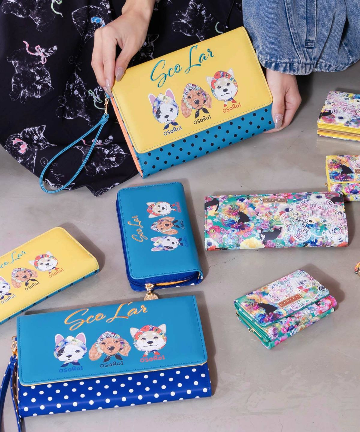 頭巾わんちゃん×ドット柄 ロゴ刺繍入りマルチケース-25